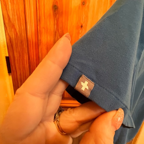 2pc bundle of FIGS Scrub Tops - Picture 13 of 16